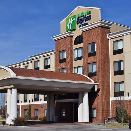 Holiday Inn Express Pratt By Ihg Exterior foto