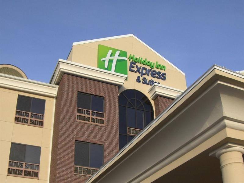 Holiday Inn Express Pratt By Ihg Exterior foto